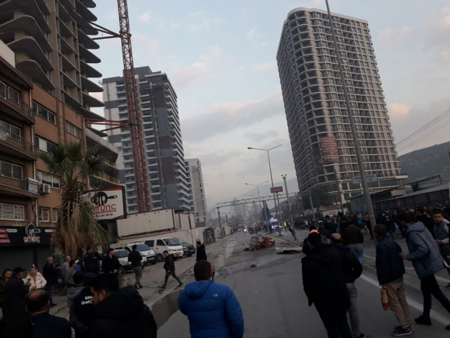 İzmir'de kule vinç devrildi: 6 ölü