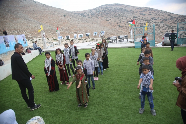 Filistinli öğrenciler İsrail ihlalleri altında eğitimlerini sürdürüyor