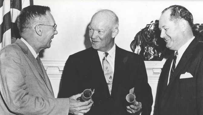 [ABD Başkan Eisenhower (ortada), NASA’nın ilk başkanı Keith Glennan (solda) ve NASA’nın ilk başkan yardımcısı Hugh L. Dryden (sağda).]
