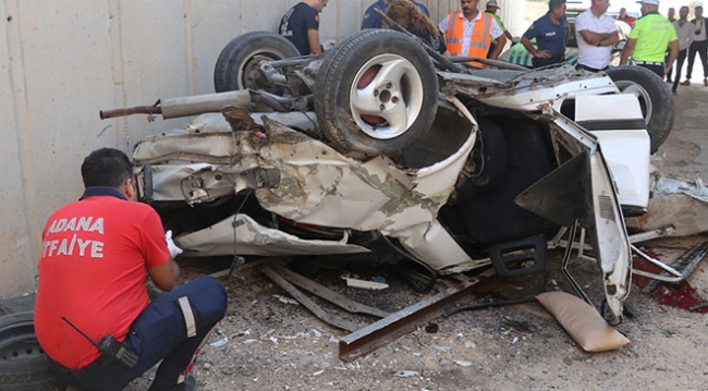 Adana'da otomobil alt geçide düştü