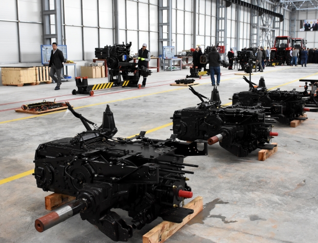 Traktör fabrikasında ilk traktörler banttan indi