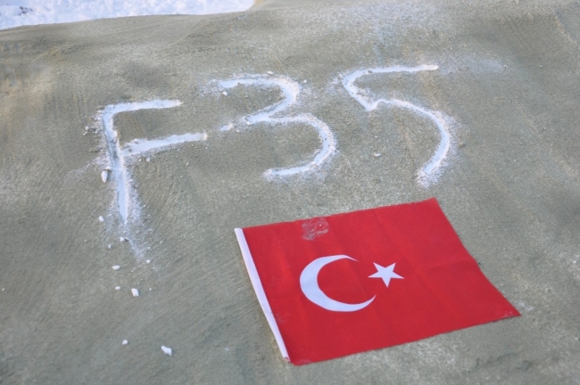 Hakkarili çoban kardan F-35 savaş uçağı yaptı