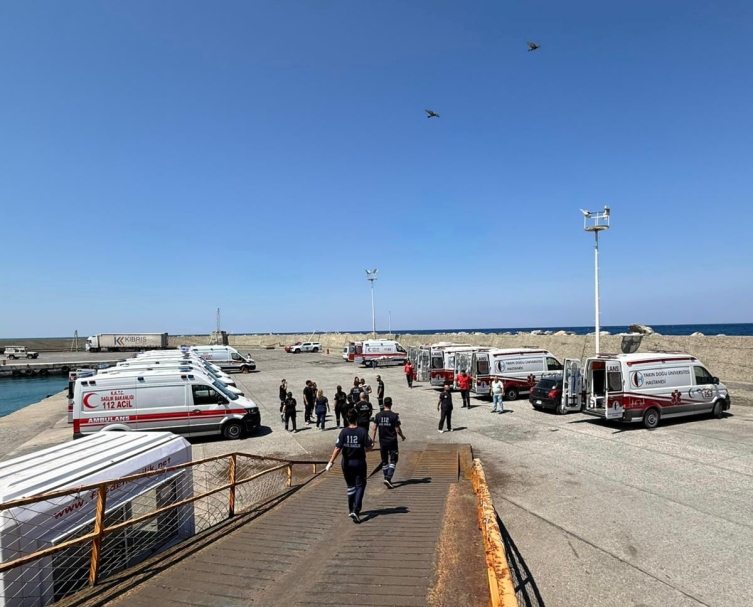 Girne açıklarında yaklaşık 260 yolcusu bulunan feribot battı