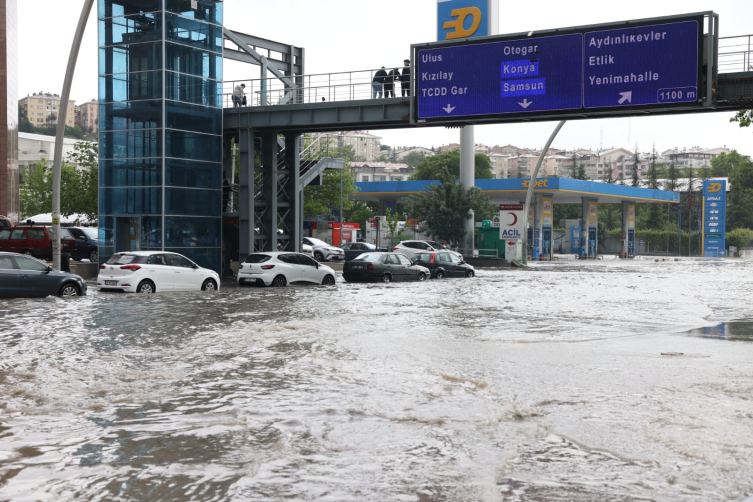 Ankara'da sağanak ve dolu: Yollar göle döndü, araçlar mahsur kaldı