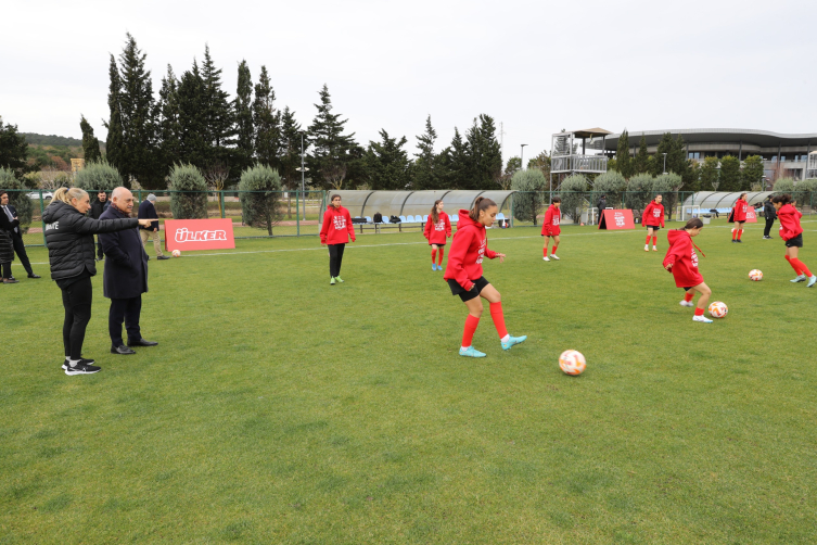 "TFF Ülker Geleceğin Yıldız Kızları" kampı Riva'da sürüyor