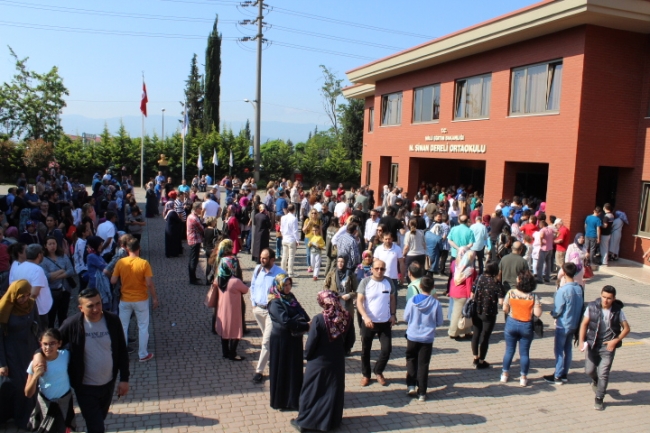 Liseye Geçiş Sınavı yapılırken okul önlerinde korna çalanlara ceza
