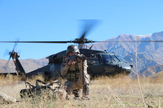 Operasyonlar, inlerine hapsedilen teröristlerin iletişimini de kopardı