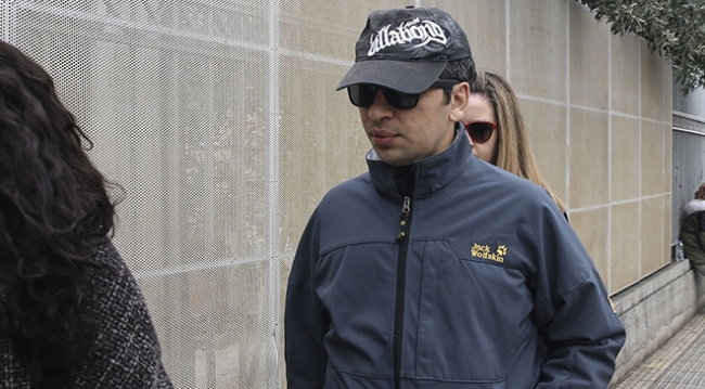 Yunanistan, darbecinin evinin etrafına etten duvar ördü