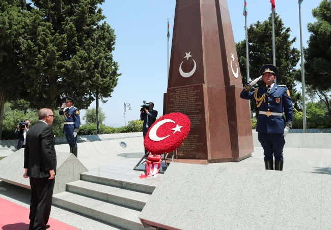 Cumhurbaşkanı Erdoğan'dan Aliyev'in kabrine ve şehitliklere ziyaret