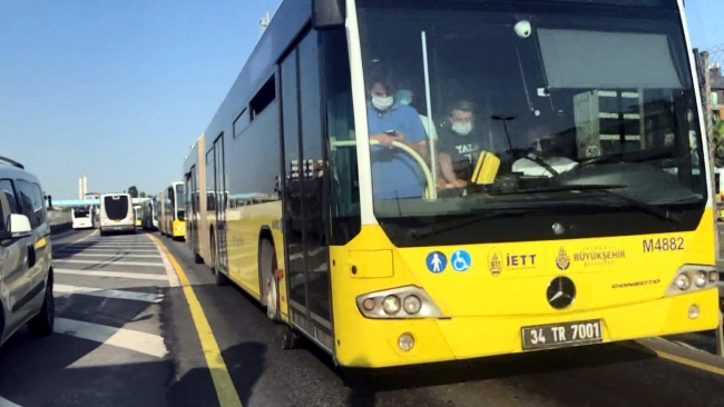Metrobüsün kliması bozuldu, yolcular araçtan indirildi