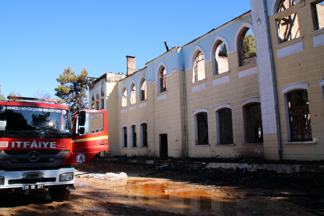 Denizli'deki tarihi okulda çıkan yangınla ilgili "sabotaj" şüphesi