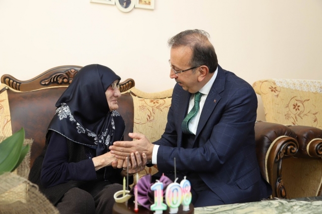 108 yaşındaki Aişe nine doğum gününü ilk kez kutladı