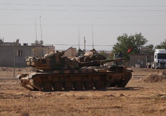 Sınırdaki birliklere zırhlı araç ve tank takviye edildi