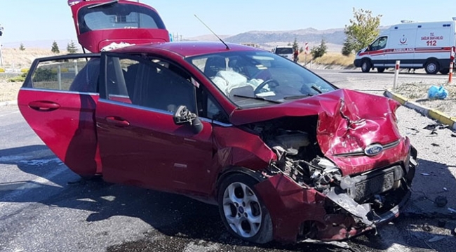 Kırıkkale'de iki otomobil çarpıştı