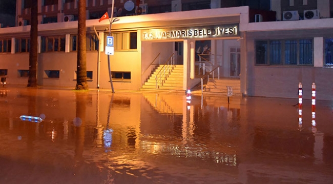 Marmaris'te sağanak hayatı olumsuz etkiledi