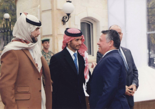 Kral Abdullah ve üvey kardeşi Prens Hamza. Fotoğraf: Prens Hamza'nın web sitesi (http://www.princehamzah.jo/)