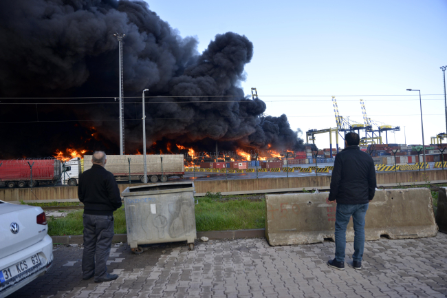 İskenderun Limanı'ndaki yangın sürüyor