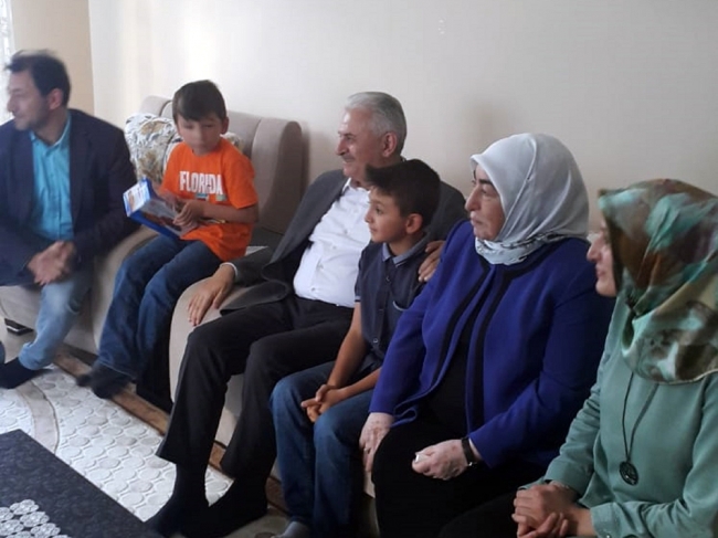 Başbakan Yıldırım ortaokul öğrencisinin çay davetini geri çevirmedi