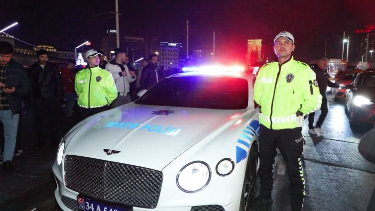 Polis aracı yapılan lüks otomobil ilgi odağı oldu