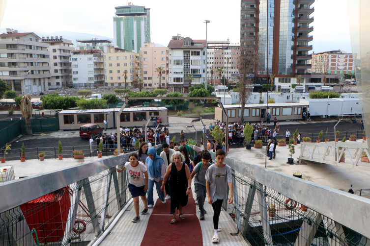 Liseye dönüştürülen Rauf Bey Gemisi'nde ilk ders zili çaldı