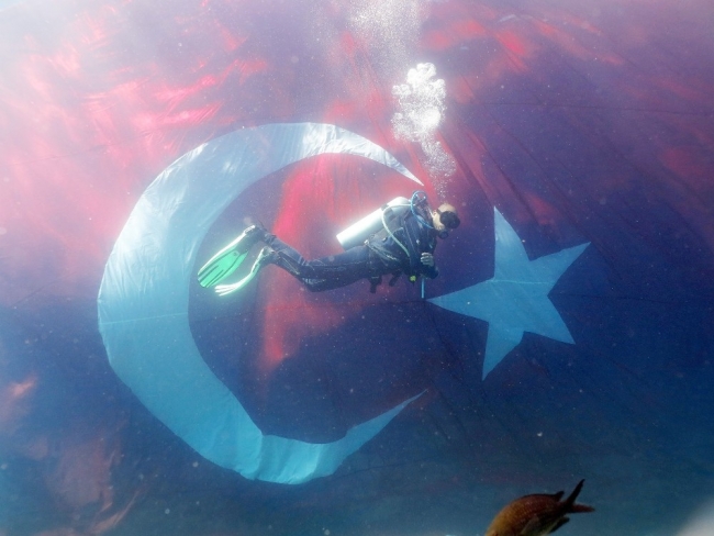 Cumhuriyetin 95. yılını su altında kutladılar