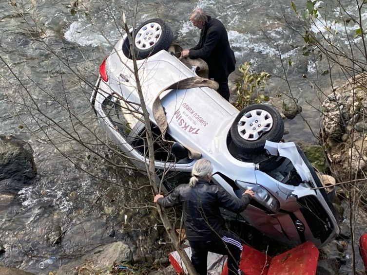Sürücü adayının kullandığı otomobil dereye uçtu: 3 yaralı