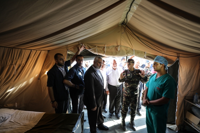 Haniye Gazze'deki sahra hastanesini ziyaret etti