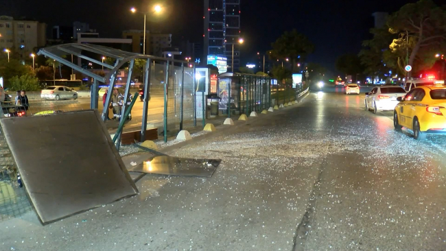 Kadıköy'de otomobil otobüs durağına çarptı: 5 yaralı