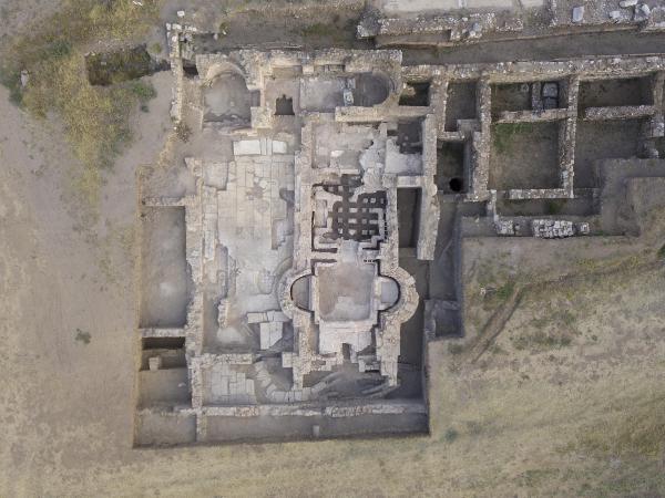 Metropolis Antik Kenti'nde hamam ve kulis yapıları ortaya çıkarıldı