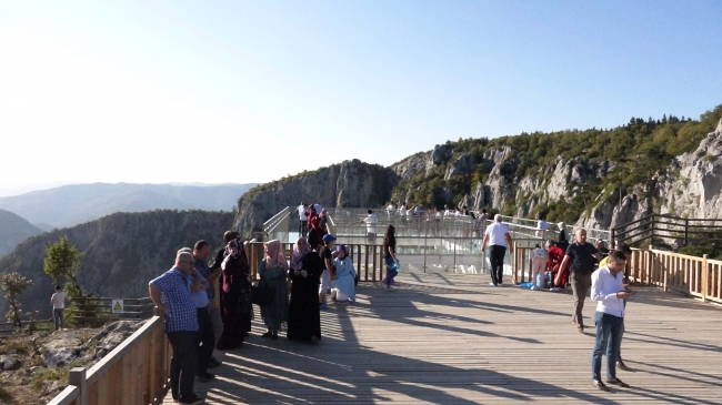 450 metre yükseklikteki cam terasa büyük ilgi