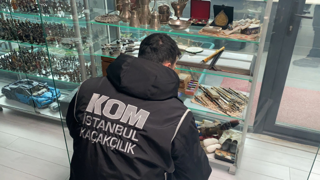 İstanbul'da tarihi eser operasyonu: El yazması Kuran-ı Kerim, kılıç ve silahlar ele geçirildi
