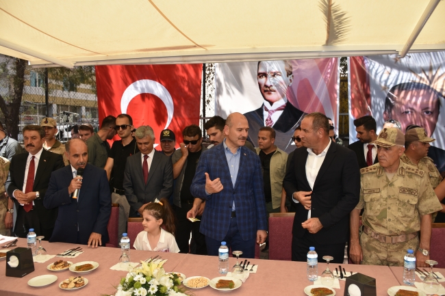 Bakan Soylu Cizre'de vatandaşlarla bayramlaştı