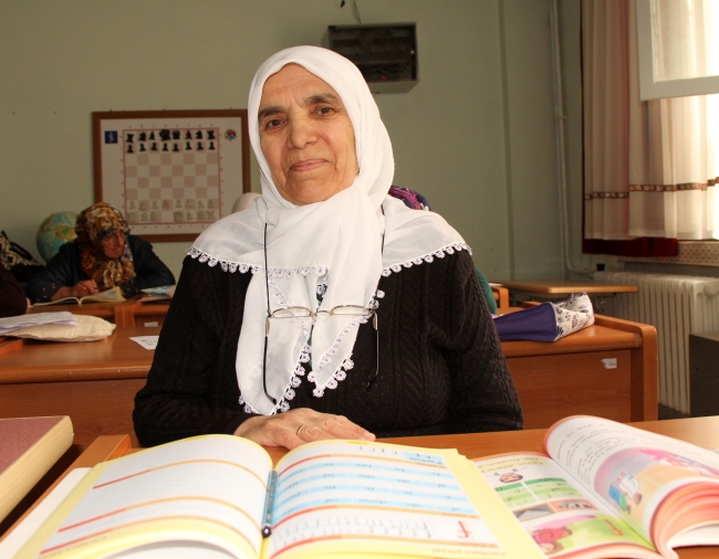 Cennet Teyze, 73 yaşında okuma yazma öğreniyor