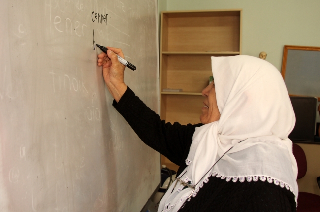 Cennet Teyze, 73 yaşında okuma yazma öğreniyor