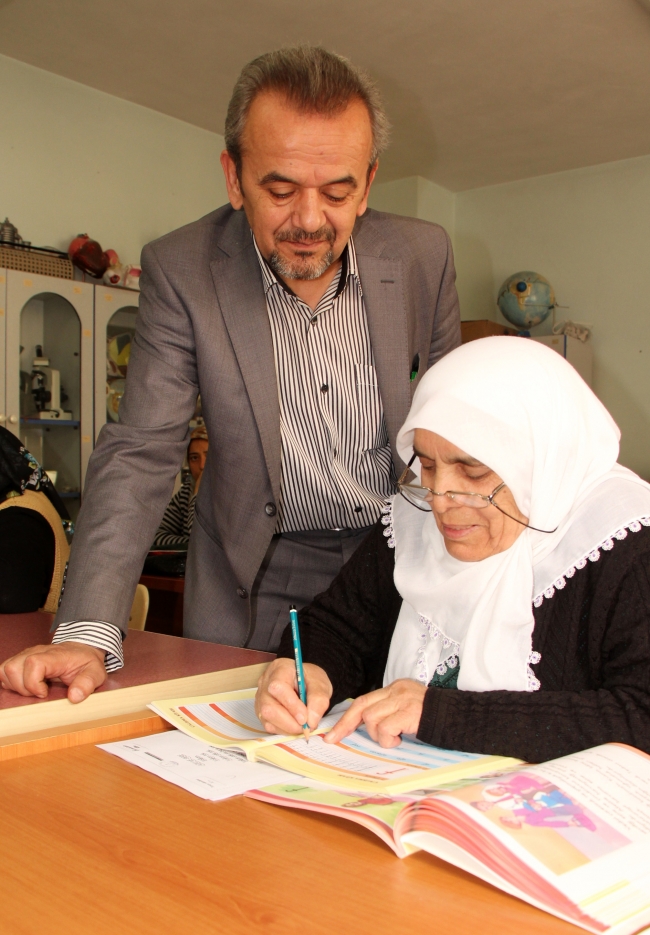 Cennet Teyze, 73 yaşında okuma yazma öğreniyor