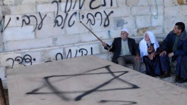 Yahudi yerleşimciler, işgal altındaki Doğu Kudüs'te Filistinlilere ait evlere ırkçı yazılar yazdı. Fotoğraf: Maan News