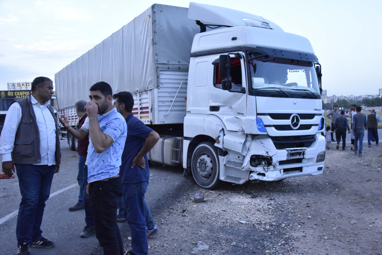 Şanlıurfa'da minibüs ile tır çarpıştı: 21 yaralı