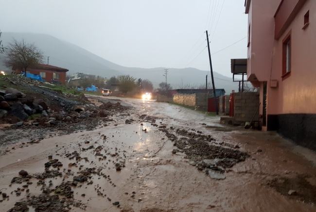 Kilis'te sağanak taşkına neden oldu