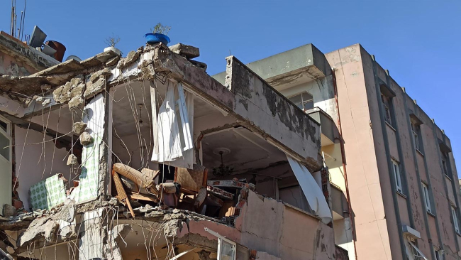 Göçük altından çıkıp arama kurtarma çalışmalarına katıldı