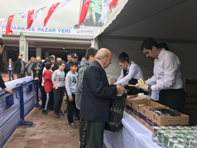 Bayrampaşa'da festivalde 2 ton hamsi dağıtıldı