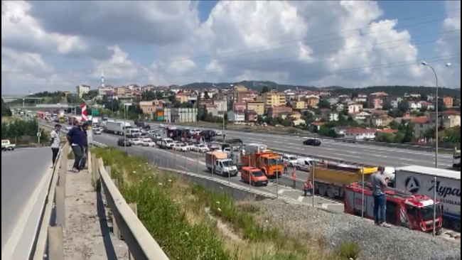 TEM'de zincirleme kaza: Ulaşım kontrollü sağlanıyor