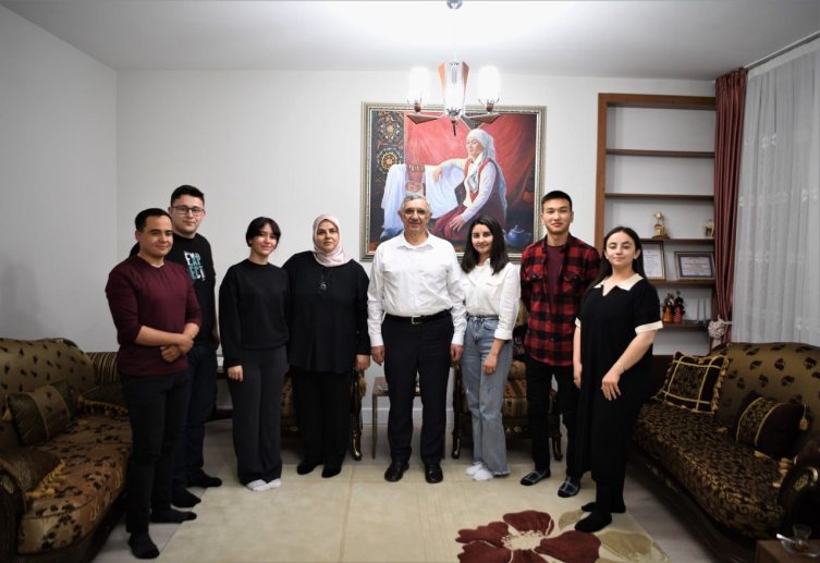Kırgızistan'da öğrenciler Rektör Ceylan'ın evine konuk oldu