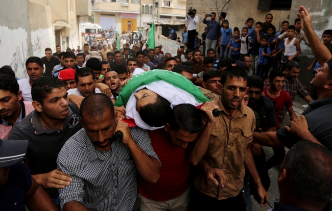 Gazze'de biri çocuk 3 Filistinli şehit son yolculuğuna uğurlandı