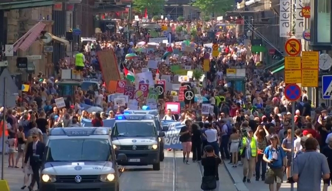 Helsinki'de Trump-Putin zirvesi protesto ediliyor