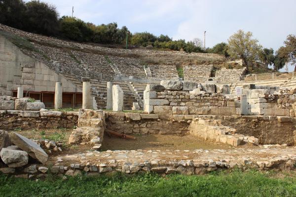 Metropolis Antik Kenti'nde hamam ve kulis yapıları ortaya çıkarıldı