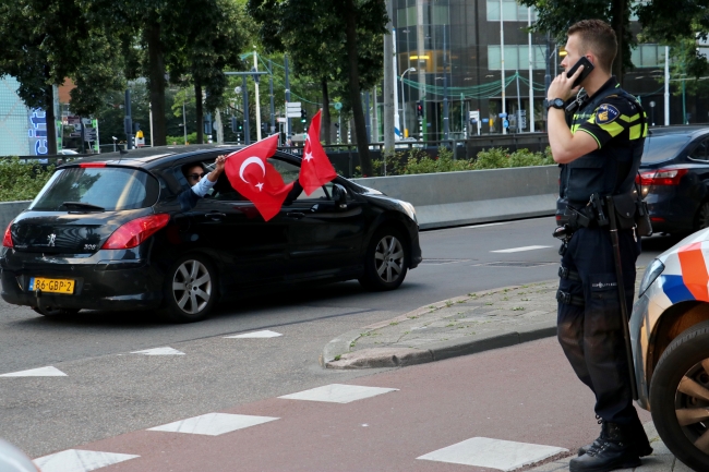 Hollanda Türklerin seçim sevincini kaldıramadı