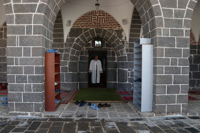 Teröristlerin tahrip ettiği camiler yeniden ibadete açıldı