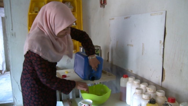 Elazığ'da geleneksel yöntemlerle evde sabun üretiyorlar