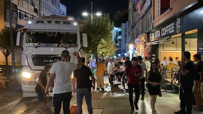 İstanbul'da ara sokakta sıkışan tır uzun uğraşlar sonunda kurtarıldı