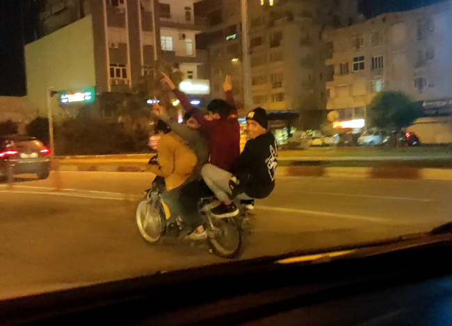 Motosikletle tehlikeli yolculuk kamerada